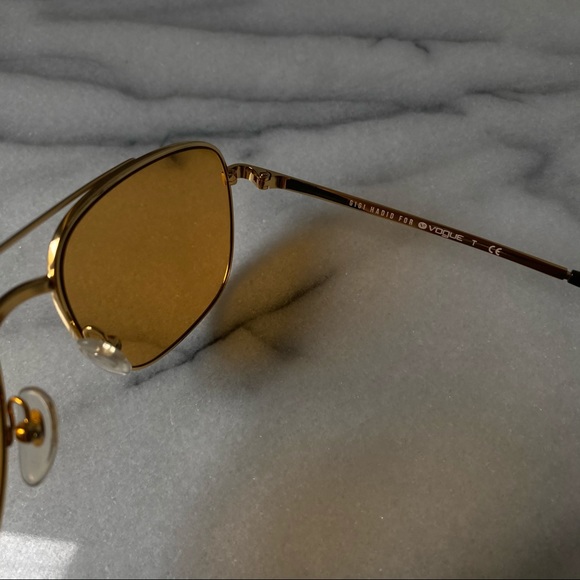 Gigi Hadid for Vogue sunglasses - Picture 3 of 5